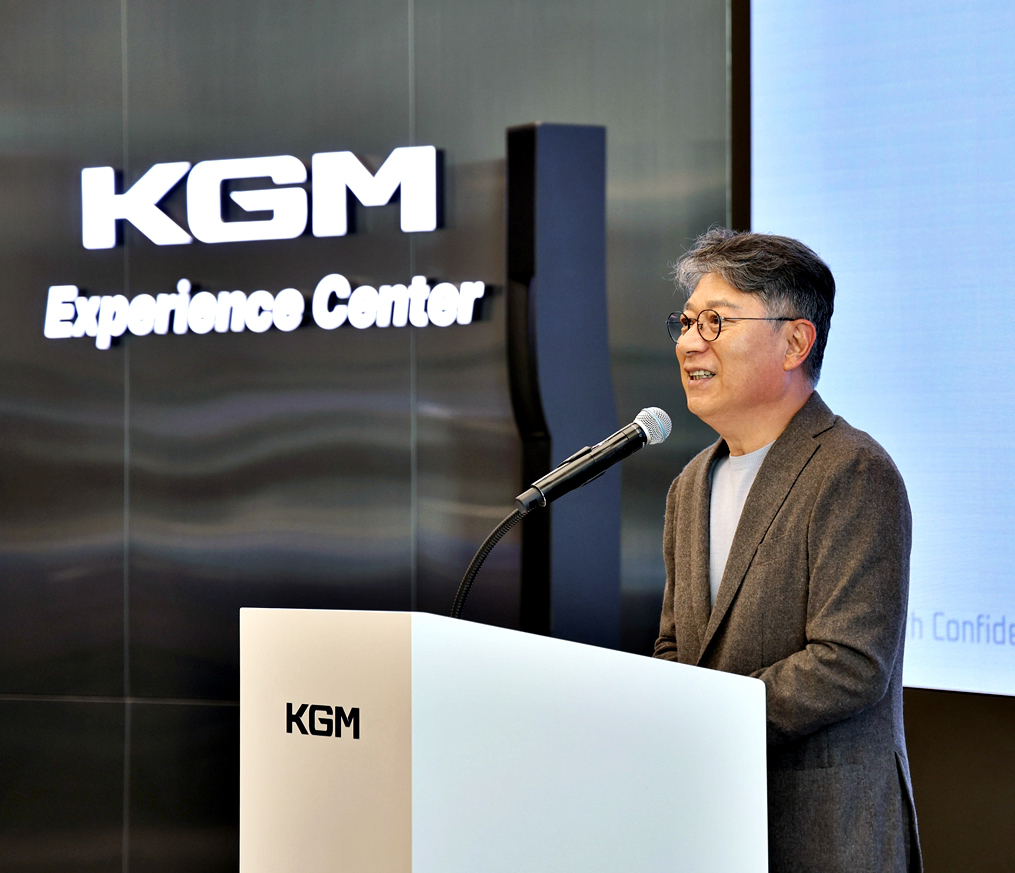 KGM 곽재선 회장이 글로벌 11개국 대리점 초청 신모델 시승행사에서 환영사를 하고 있다. [KGM 제공]