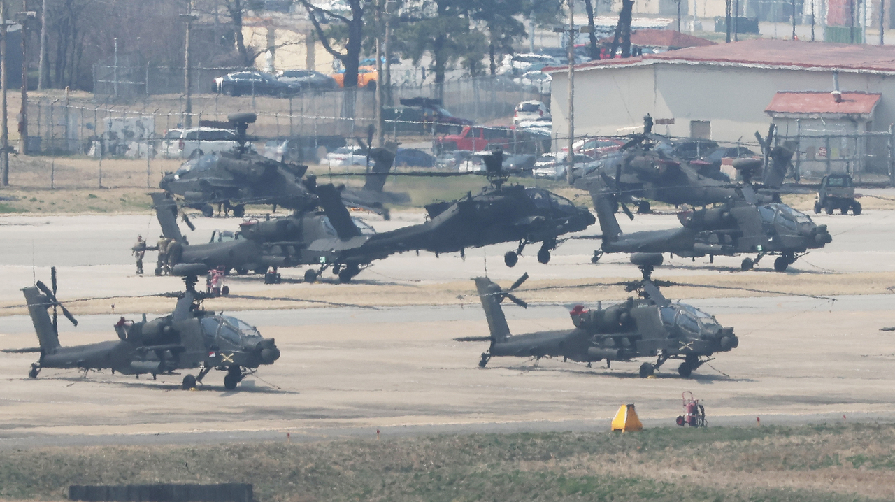 Apache attack helicopters are seen at US Army Garrison Humphreys in Pyeongtaek, Gyeonggi Province, in this photo taken on April 10. Yonhap