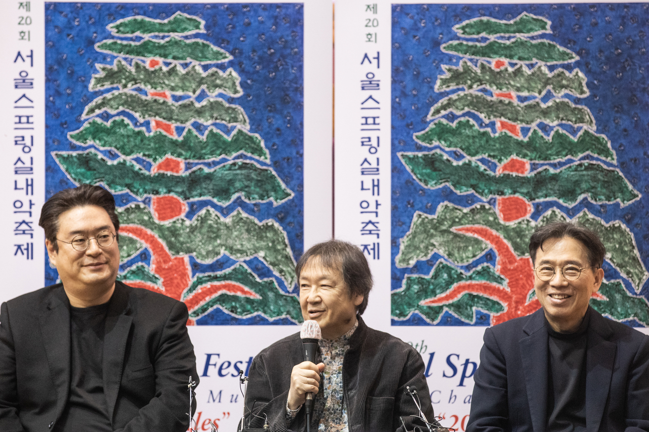 From left: Violist Kim Sang-jin, violinist Kang Dong-suk and pianist Kim Young-ho participate in a press conference Monday in Jung-gu, Seoul. (SFF)