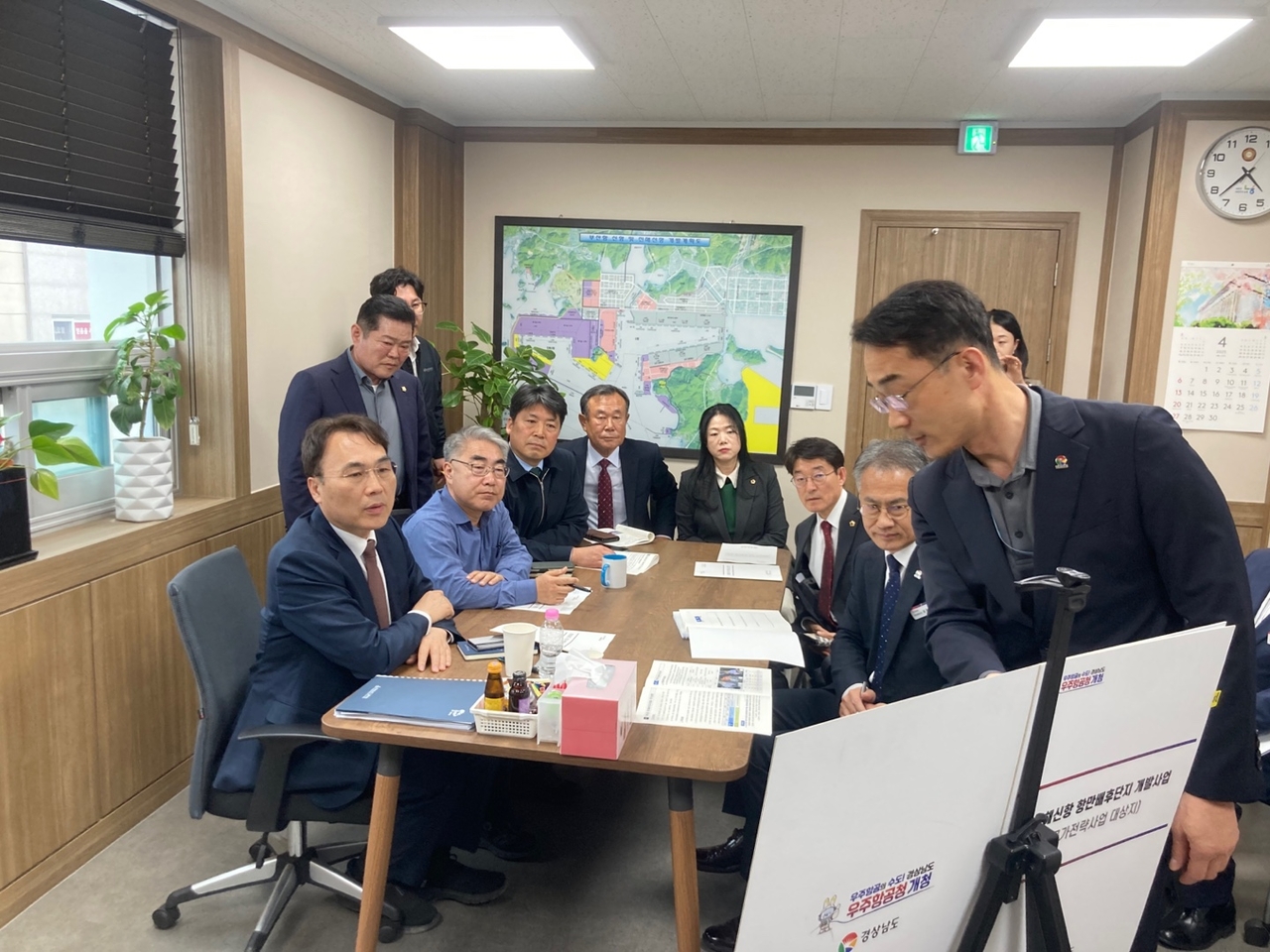 박성준(오른쪽 앞) 경남도 교통건설국장이 이종욱(왼쪽) 국회의원과  협의회에서 진해신항 항만배후단지 신속한 개발을 위한 2025년 제1회 정부 추경 반영을 건의하고 있다. [경남도 제공]