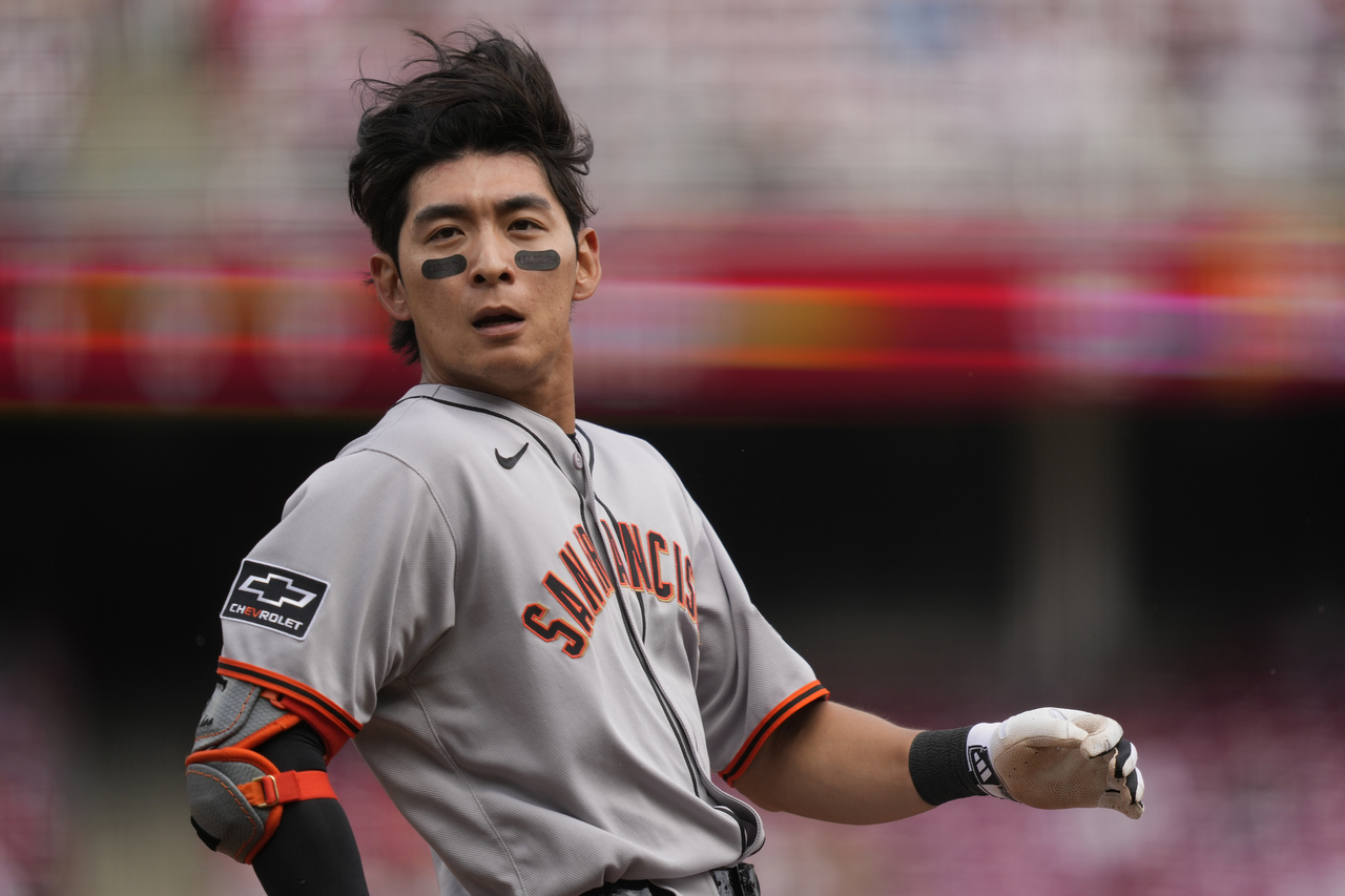 San Francisco Giants' Lee Jung-hoo Lee pauses after running to first base on a single in the eighth inning against the Cincinnati Reds on March 30 in Cincinnati. (AP-Yonhap)