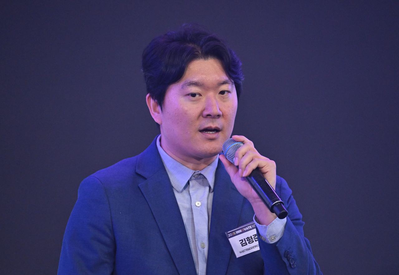 Kim Hyung-jun, a professor at KAIST’s Graduate School of Future Strategy, explains the Meta Earth research initiative during H.eco Festa at KAIST’s Lyu Keun-chul Sports Complex in Daejeon on April 9. (Im Se-jun/The Korea Herald)