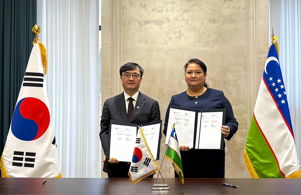 Public Procurement Service (PPS) Administrator Lim Ki-keun (L) and Uzbekistan's Deputy Minister of Economy and Finance Gulnora Rakhimova pose for the camera after signing a memorandum of understanding, in this photo provided by the PPS. (Yonhap)