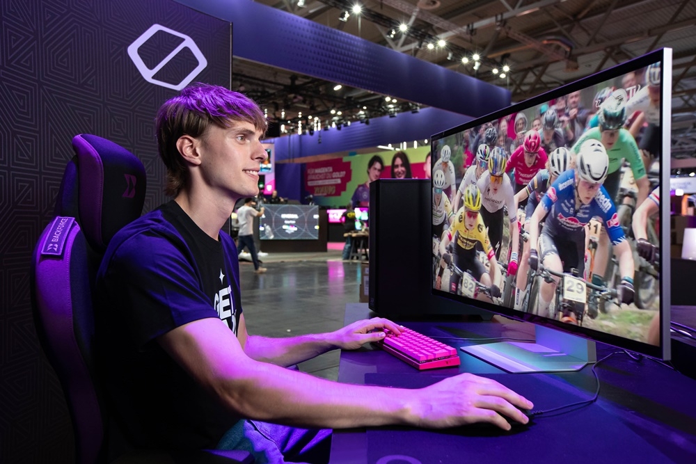 A visitor plays an online game on Samsung's OLED G9 gaming monitor at CES 2024 in Las Vegas in January last year. (Samsung Electronics)