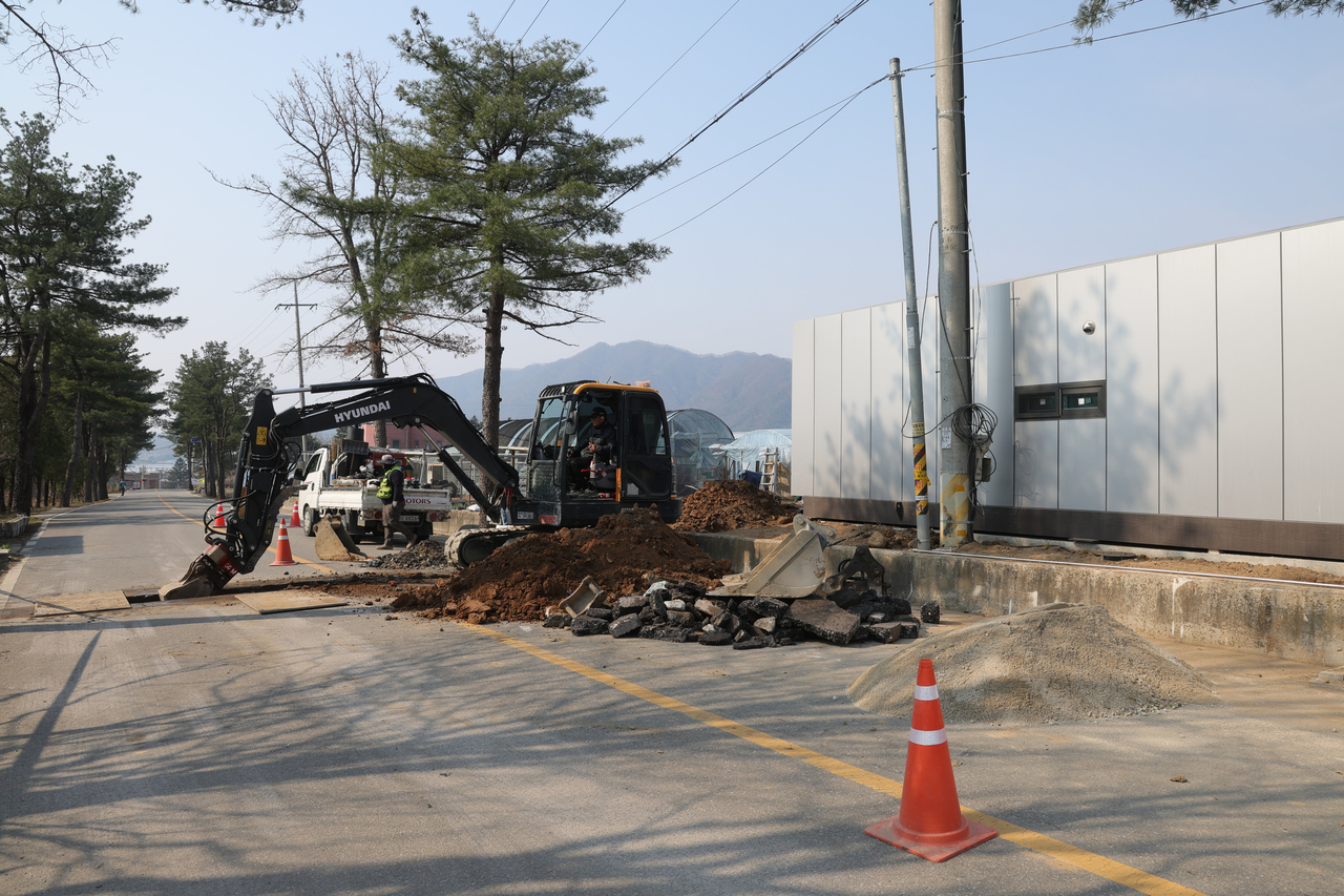 Maintenance work is in progress in Pocheon, Gyeonggi Province, April 4. (Yonhap)