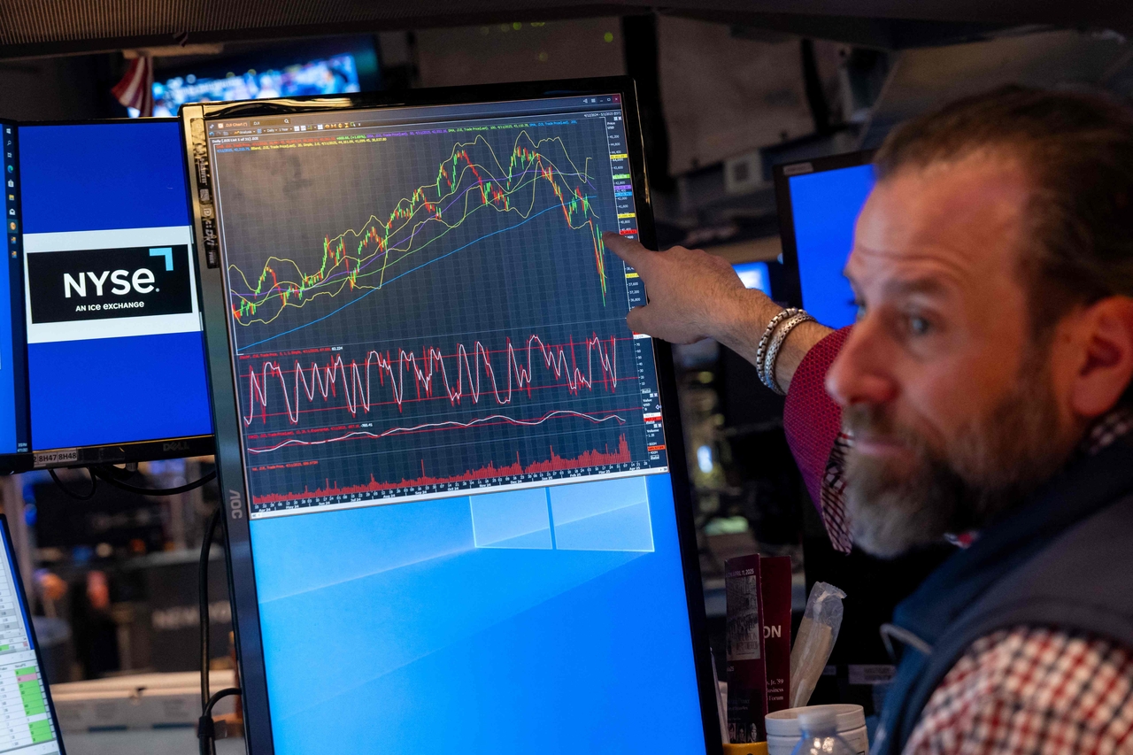 트레이더들가 뉴욕증권거래소(NYSE)에서 거래 업무를 하고 있다. [게티이미지·AFP]