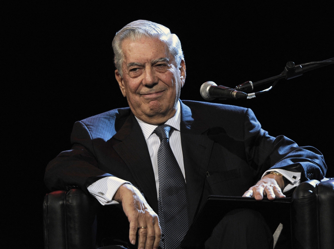 Peruvian writer and Nobel laureate Mario Vargas Llosa smiles during a public interview at Buenos Aires International Book Fair,  April 21, 2011.   (AFP-Yonhap)