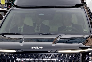 Ex-President Yoon arrives at court to attend criminal trial