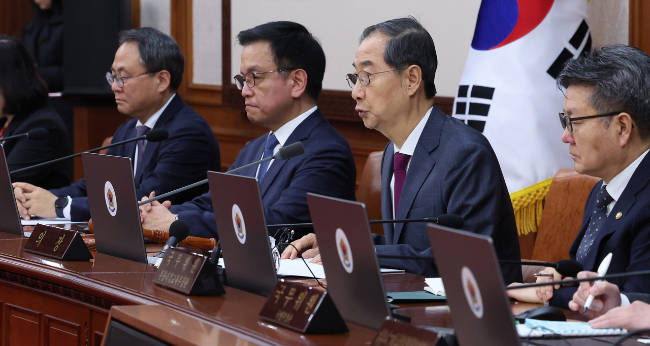한덕수 대통령 권한대행 국무총리가 14일 정부서울청사에서 국무회의를 주재하고 있다.  [연합]