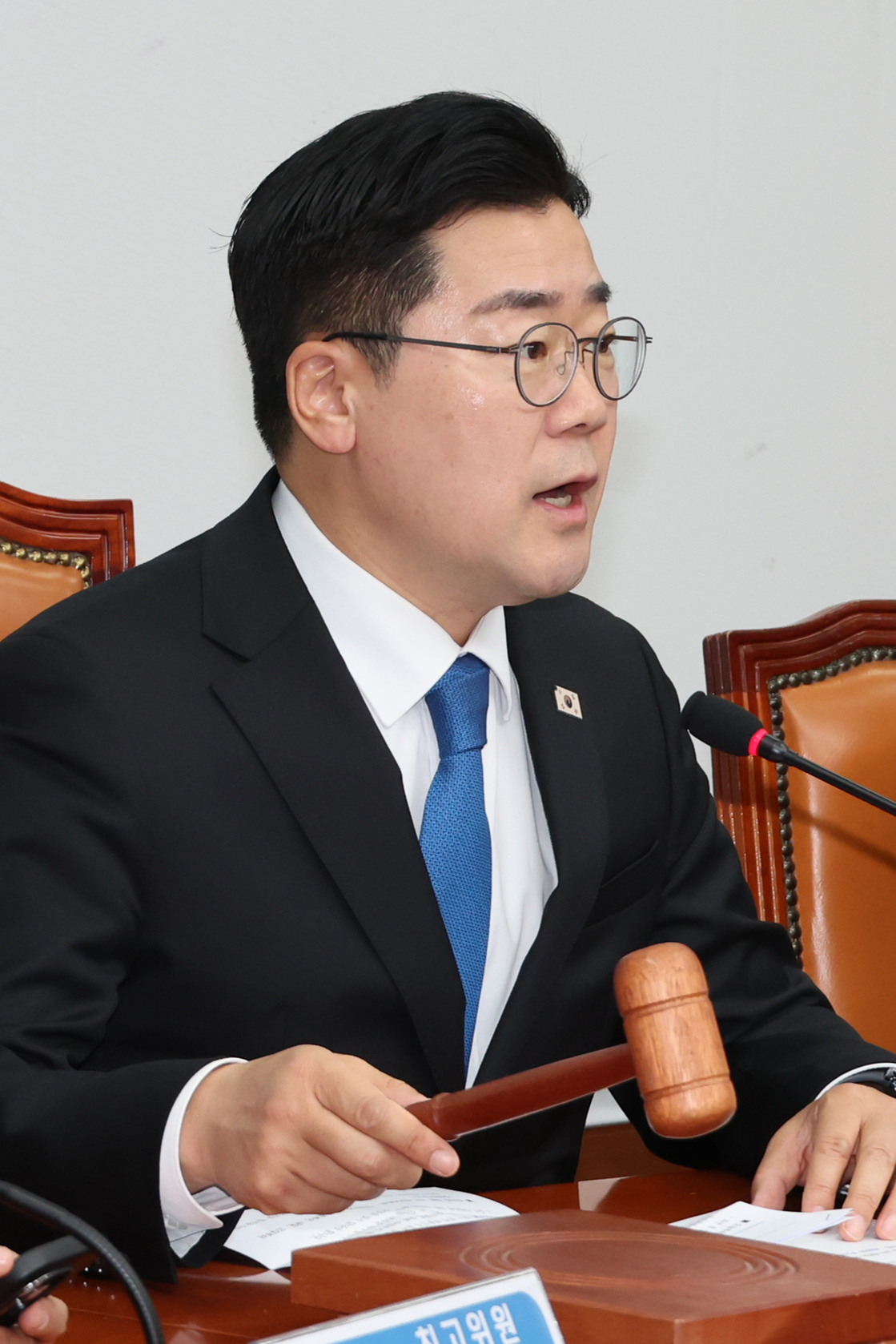더불어민주당 박찬대 당대표 직무대행 겸 원내대표가 14일 서울 여의도 국회에서 열린 최고위원회의를 주재하고 있다. [연합]