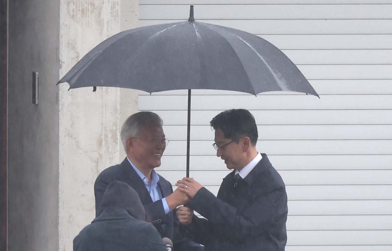 더불어민주당 대권 주자인 김경수 전 경남지사가 14일 오후 경남 양산시 하북면 평산마을 문재인 전 대통령 사저 입구에서 문 전 대통령과 대화하고 있다. [연합]