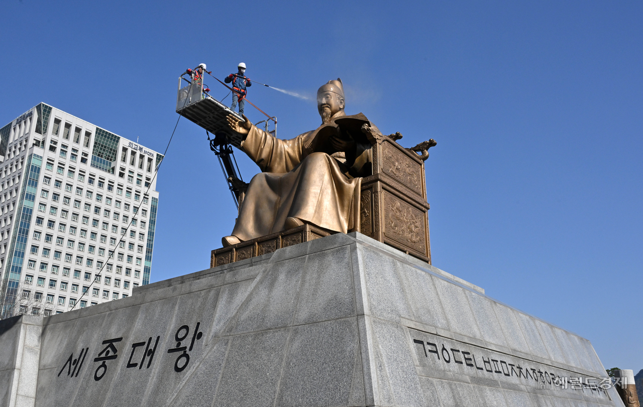 ‘대왕님은 구석구석 목욕중’