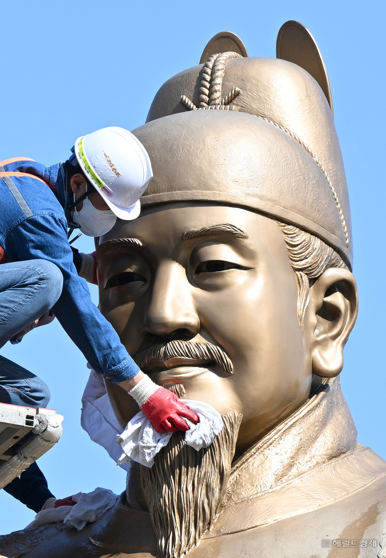 ‘수염도 구석구석 잘 닦아드리고...’