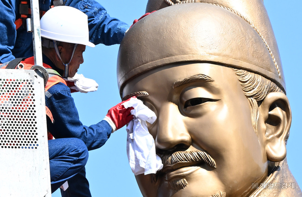 15일 오전 서울 종로구 광화문광장에서 서울시 관계자들이 봄을 맞아 세종대왕 동상을 세척하고 있다. 임세준 기자