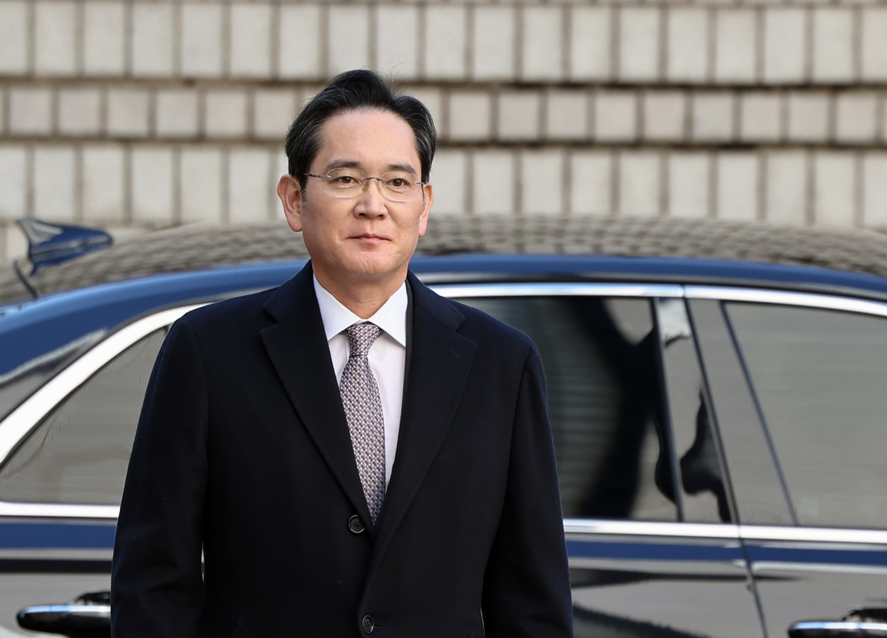 Samsung Electronics Chair Lee Jae-yong arrives at the Seoul High Court in Seocho-gu, Seoul, to attend a sentencing hearing on Feb. 3. (Yonhap)
