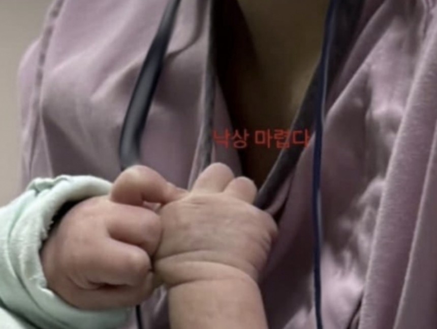 대구 모 대학병원 신생아중환자실 간호사가 SNS에 올린 사진. [온라인 커뮤니티]