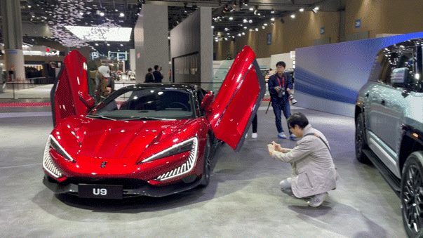 2025서울모빌리티쇼 BYD 전시장. 영상 속 빨간 색상의 BYD 전기 스포츠카 양왕 U9 가격은 약 2억3600만 원에 육박한다. 김유진 기자/kacew@