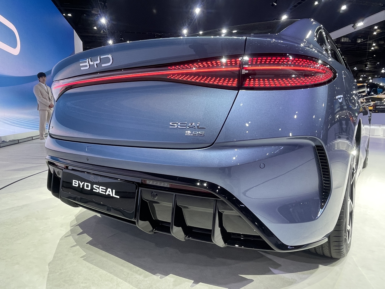2025서울모빌리티쇼에 전시된 BYD SEAL차량. 영국 자동차 전문지 What Car 는 씰의 인테리어에 대해 “기능은 많지만 감성 품질은 부족하다”고 평했다. 미국 MotorTrend는 “세련된 곡선이 돋보이지만 뒷모습은 지나치게 단순하다”고 평했고, 독일 AutoBild는 “공기역학적 설계는 뛰어나지만 개성은 약하다”고 분석했다. 김유진 기자/kacew@