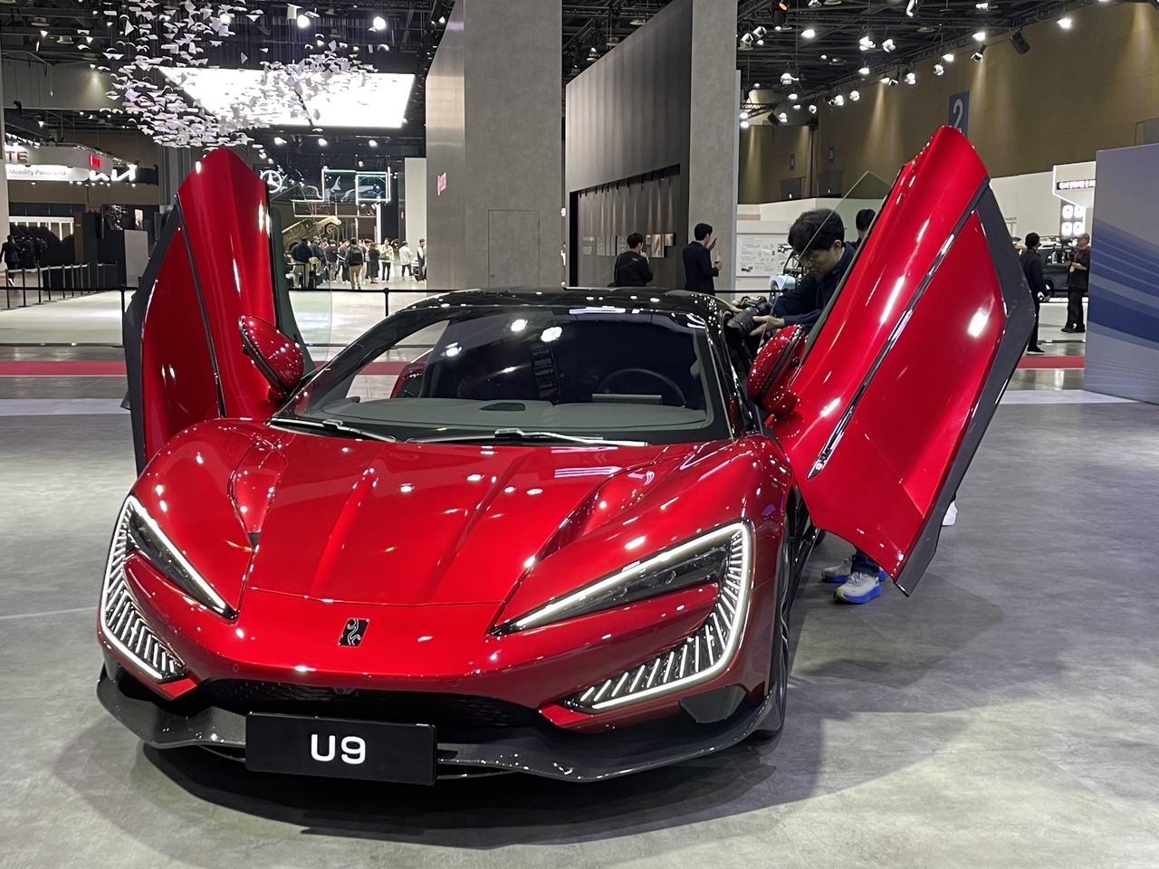 2025서울모빌리티쇼에 전시된 BYD 전기 스포츠카 양왕 U9. 제로백 2.36초, 최고 속도 약 390km/h의 고성능을 구현한다. 4개 모터 기반 사륜 시스템을 적용했고, 차체 제어 기술(DiSus-X)로 일부 조건에서 세 바퀴만으로도 주행할 수 있다. 가격은 약 2억3600만 원대로, BYD 기술력을 상징하는 모델로 평가된다. 김유진 기자/kacew@