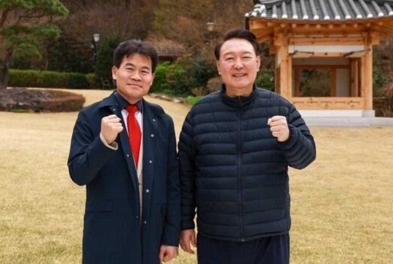 탄핵 반대 목소리를 내 온 한국사 강사 전한길씨와 윤석열 전 대통령. [전한길 뉴스]
