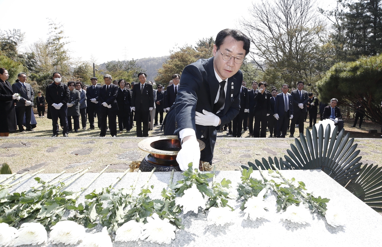 15일 열린 4.15 추모제에서 정명근 화성특례시장이 제암리 순국묘역에 헌화하고 있다.