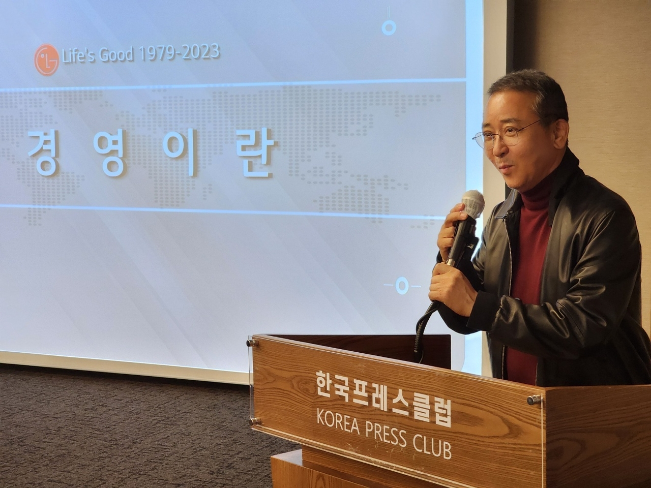 LG에서 직장생활 44년, 주요계열사 CEO로 17년간을 일하며 성공한 경영인으로 통하는 권영수 전 LG에너지솔루션 부회장이 지난 11일 서울 프레스센터에서 열린 화이트퓨처 특강에서 자신의 경영 철학을 설명하고 있다.   사진=화이트퓨처