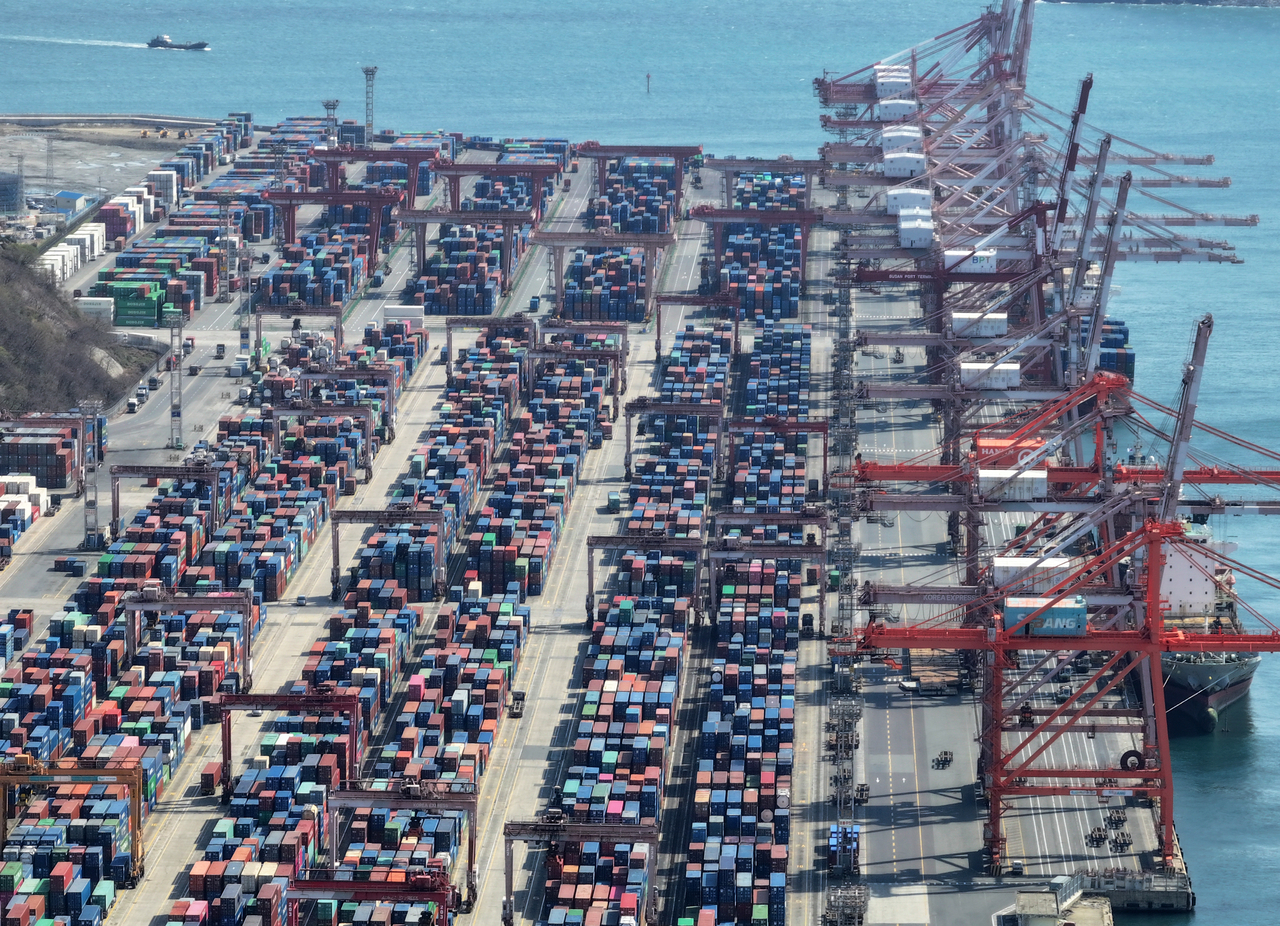 Containers are stacked at a port in South Korea's southeastern city of Busan, in this April 3. (Yonhap)