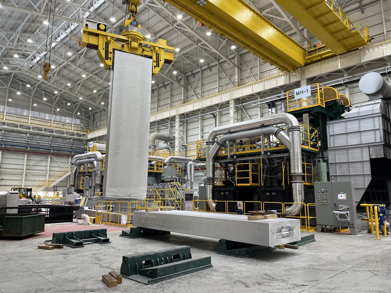 A crane moves aluminum sheet ingots at Ulsan Aluminum's aluminum recycling center.(Novelis)