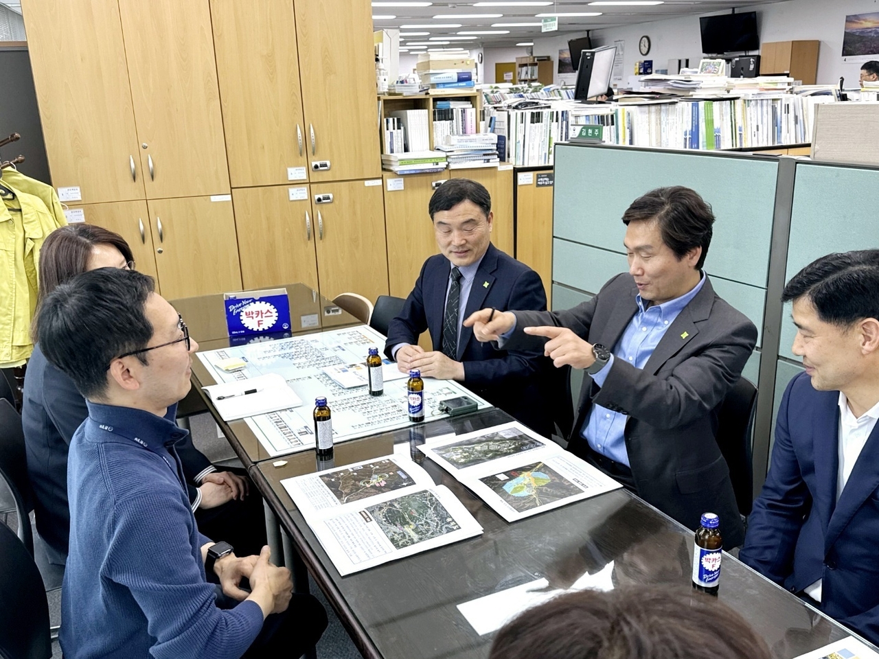 조현일 경산시장 등이 지난 14일 환경부, 중기부 등 중앙 부처를 방문해 지역 현안사업의 필요성을 설명하고 각 부처에 적극적인 지원을 건의하고 있다.[경산시 제공]