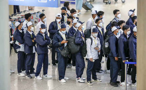 미얀마에서 온 외국인근로자들이 인천국제공항에서 입국을 위한 수속을 밟고 있다. [뉴시스]