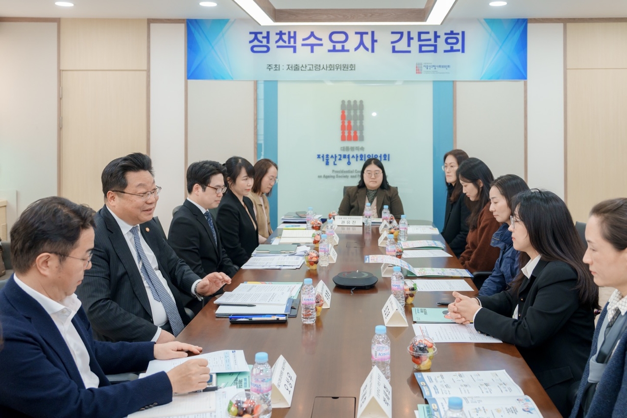 대통령 직속 저출산고령사회위원회는 15일 정부서울청사에서 제5차 저출산·고령사회 기본계획 수립을 위한 두 번째 정책 수요자 간담회를 개최했다. 주형환 저고위 부위원장(사진 왼쪽 두 번째)과 참석자들이 저출산 대책에 대해 의견을 공유하고 있다.[저출산고령사회위원회 제공]