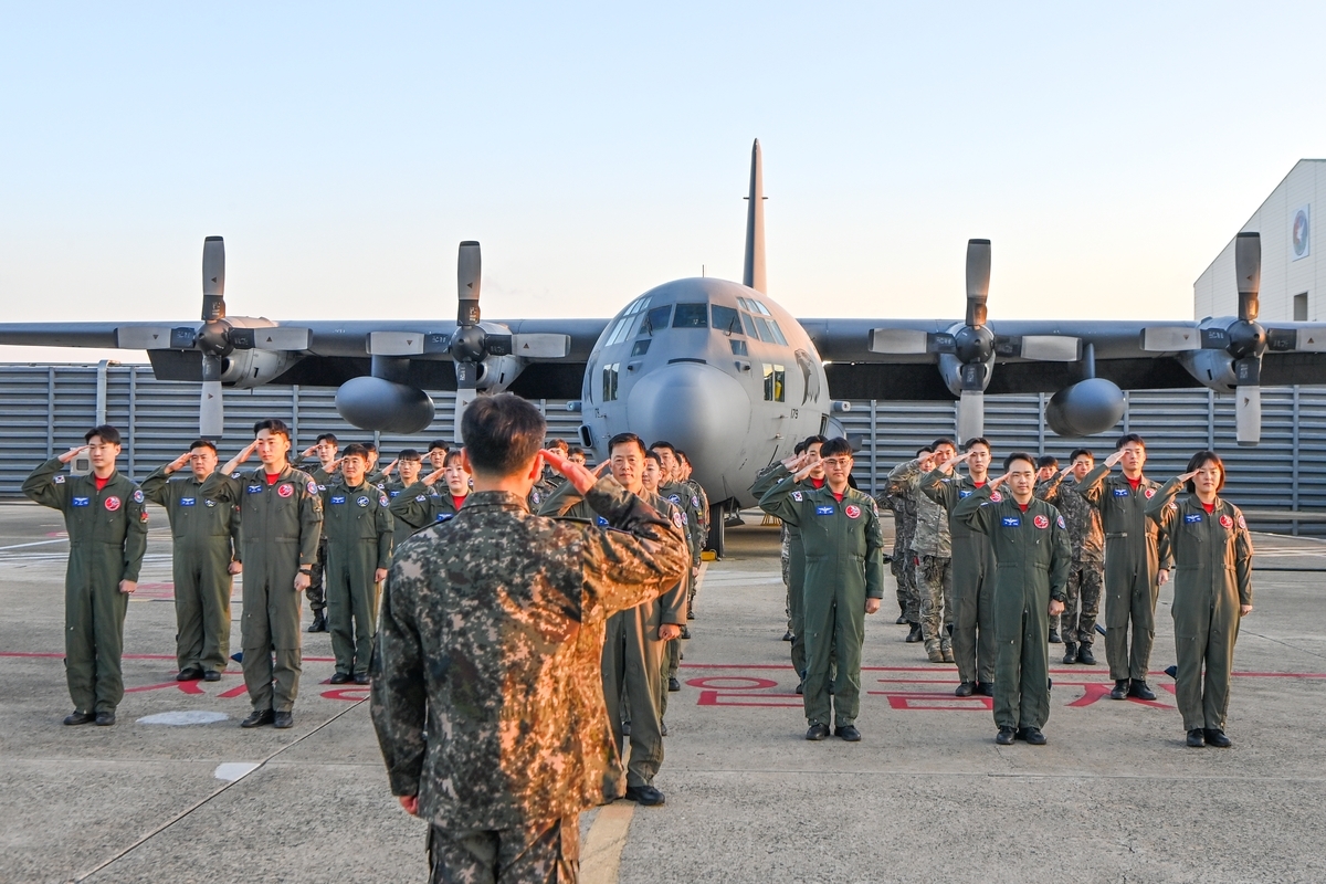 A contingent of Air Force personnel salute their commander before they depart to take part in a multinational air exercise in the United Arab Emirates this month, in this photo provided on Tuesday. (Korea Air Force)