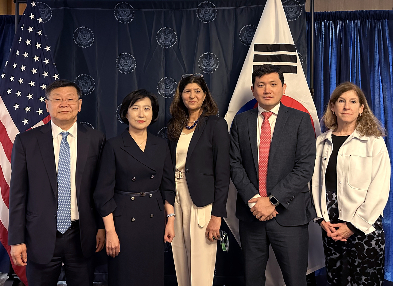 제4차 한미 민간우주대화에 참석한 관계자들이 기념촬영을 하고 있다.  존 리(왼쪽부터) 우주항공청 본부장, 한민영 외교부 기후환경과학외교국장, 라히마 칸다하리 국무부 부차관보, 케빈 킴 동아태부차관보, 캐런 펠드스타인 NASA 국제협력국장.[우주항공청 제공]