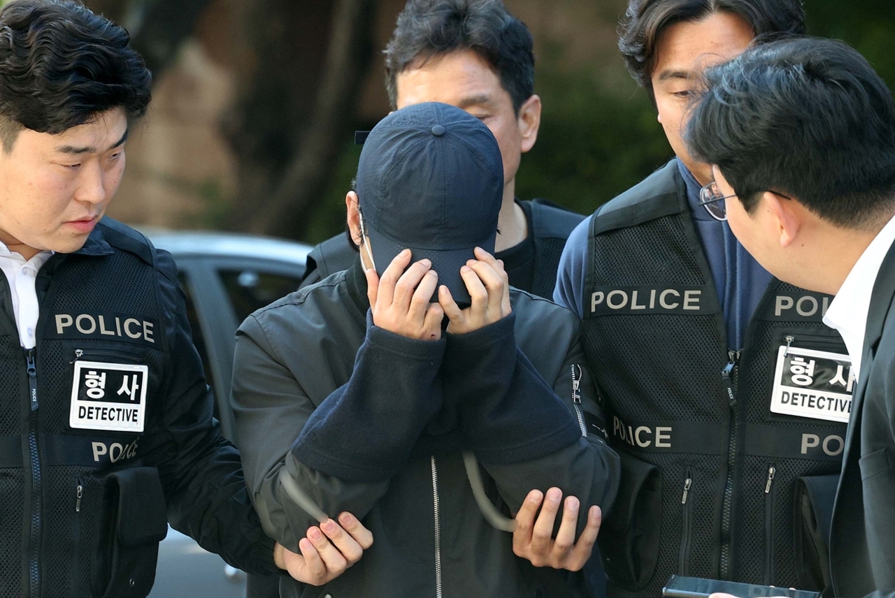 강서구 오피스텔 살인 피의자 A씨가 지난해 11월 서울남부지방법원에서 구속 전 피의자 심문(영장실질심사)을 받기 위해 들어서고 있다. [뉴시스]