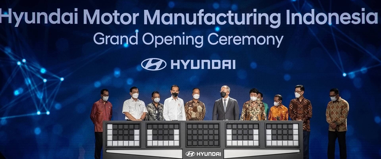 In this file photo, officials from Hyundai Motor Group and Indonesian government, including Executive Chair Chung Euisun (fifth from right) and then Indonesian President Joko Widodo (fourth from left) take part in the opening ceremony of Hyundai Motor's first manufacturing plant at the Deltamas industrial complex near Cikarang, Indonesia, March 2022. (Hyundai Motor Group)