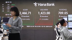 Seoul shares open higher tracking overnight Wall Street gains