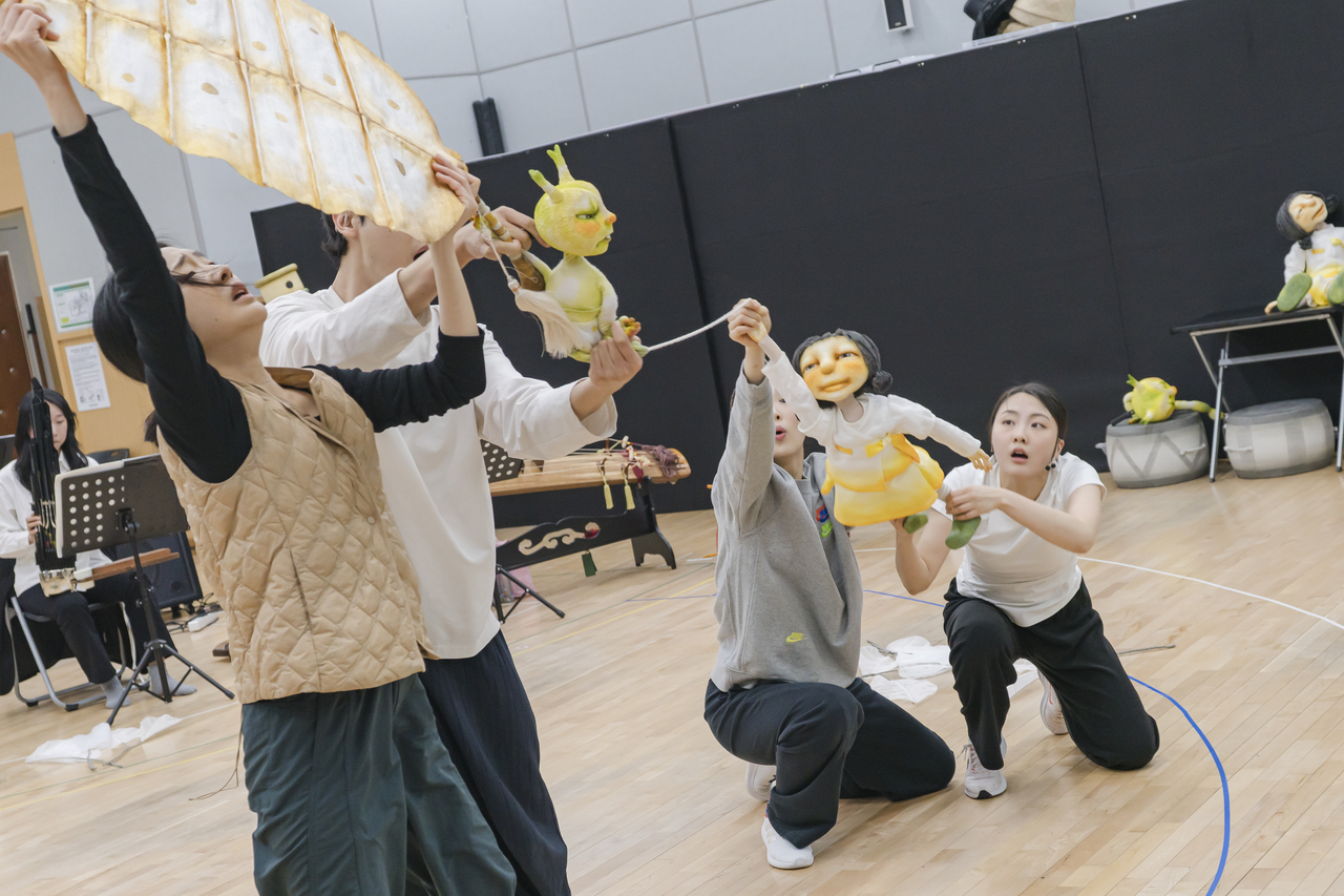 Performers rehearse a scene from "Shinnarak Mannarak" at the National Theater of Korea on Monday. (National Orchestra of Korea)