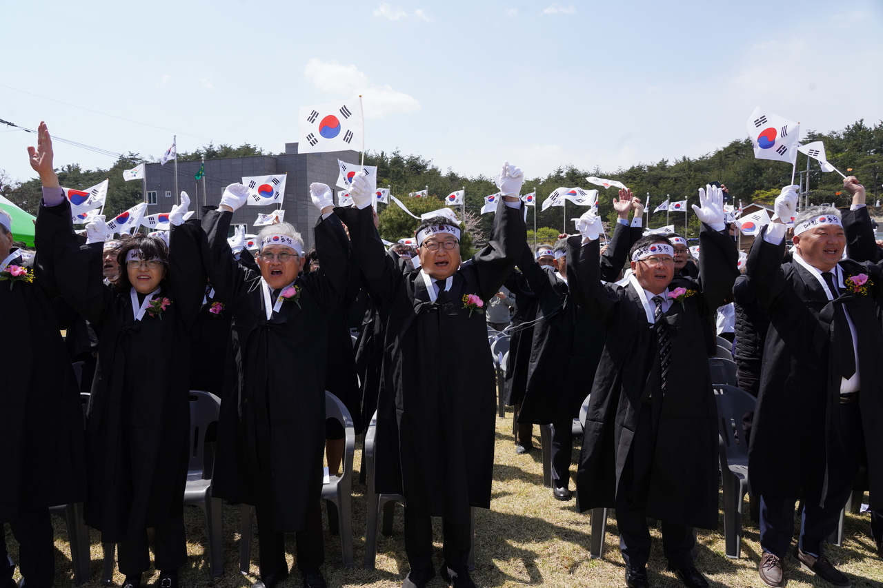 울진군이 4.13 흥부만세운동을 재현하며 만세를 부르고 있다.(울진군 제공)