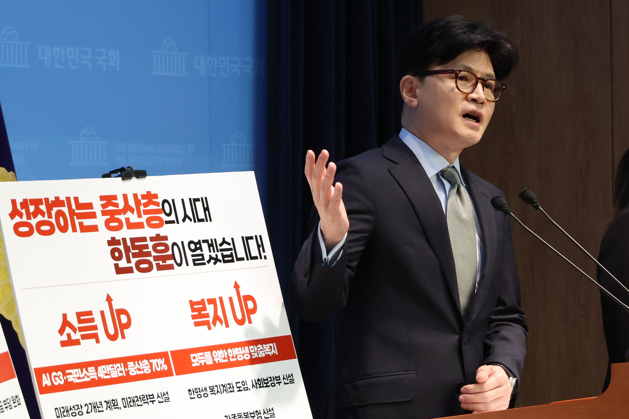 Former People Power Party interim leader Han Dong-hoon unveils his policy road map for the next government if elected in the June 3 presidential election, during a press conference at the National Assembly in Seoul on Tuesday. Yonhap