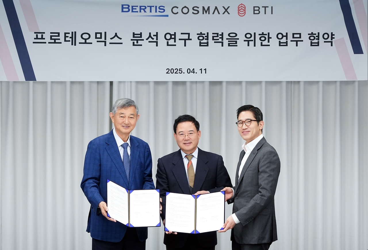 지난 11일 경기도 성남시 코스맥스 사옥에서 열린 업무 협약식에서 이경수 코스맥스그룹 회장(왼쪽), 노동영 베르티스 공동 대표(가운데), 한승만 베르티스 공동 대표가 기념촬영을 하고 있다. [베르티스 제공]