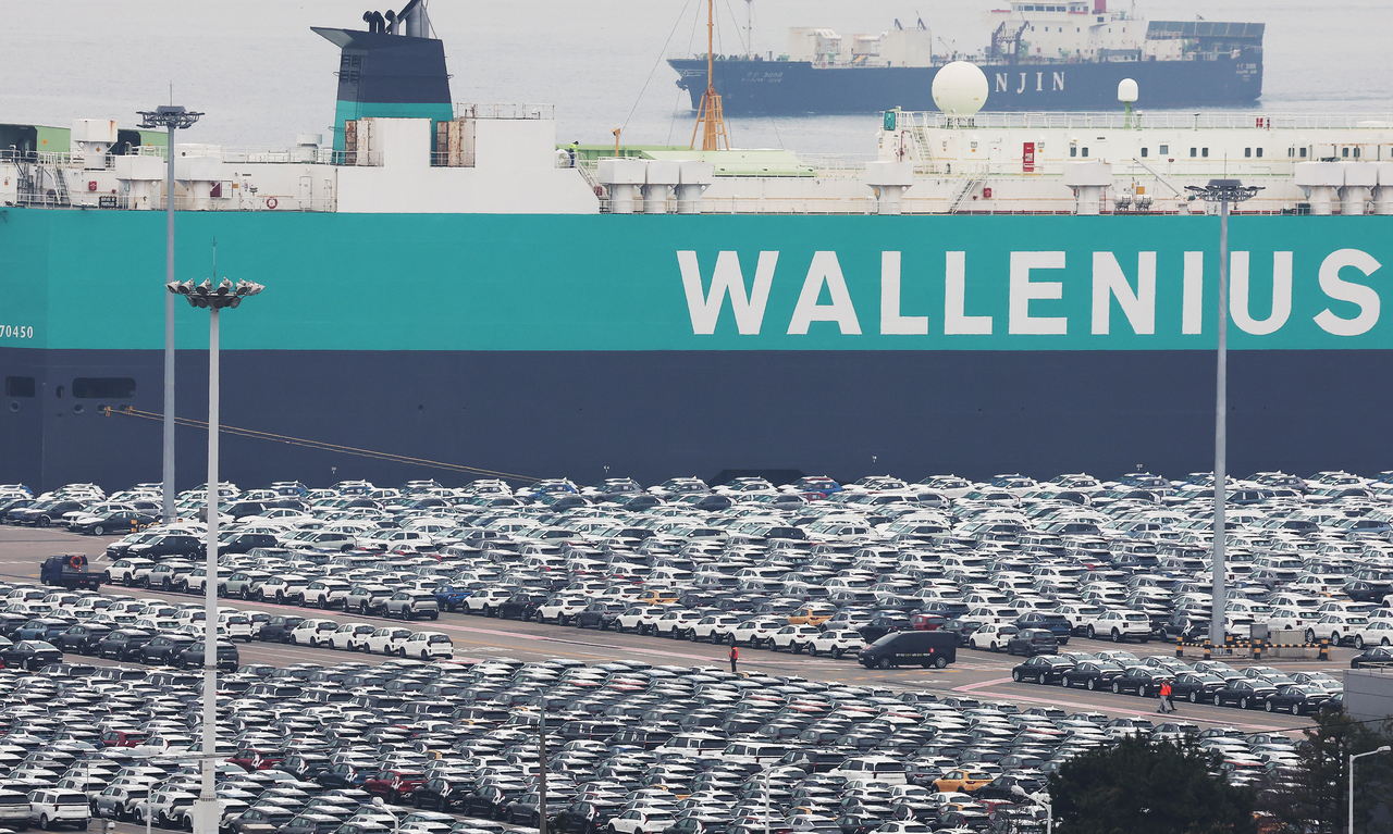 This photo shows cars waiting to be exported at a port in the city of Pyeongtaek, Gyeonggi Province on April 9. (Yonhap)