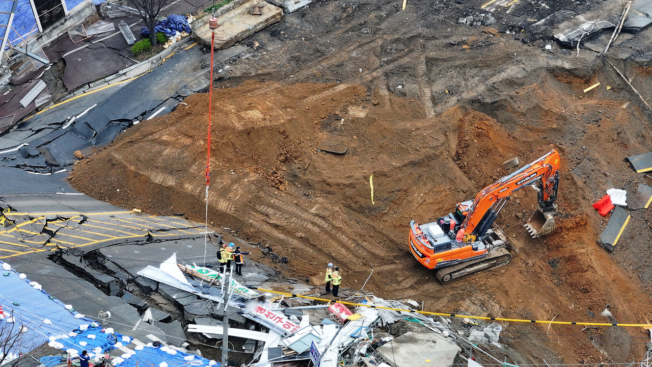 Rescue workers conduct a search operation to find a missing person at a construction site in the city of Gwangmyeong, just south of Seoul, for the fifth day on Monday. (Yonhap)