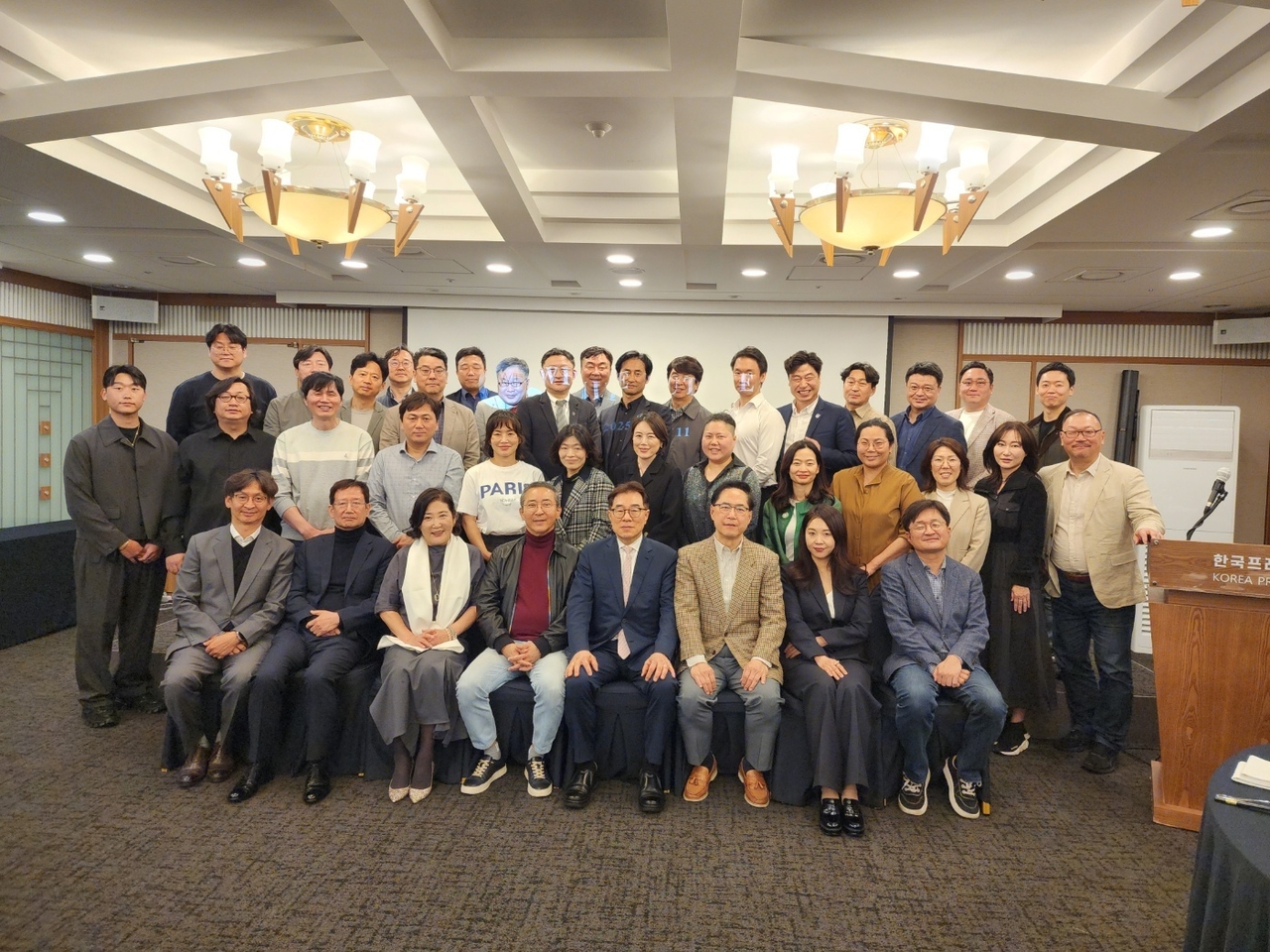 긍정적 미래와 선한 영향력 전파를 기치로 구성된 글로벌네트워크 화이트퓨처 정기모임이 지난 11일 서울 프레스센터에서 개최된 가운데 회원들이 특강후 단체촬영을 하고 있다. 앞줄 왼쪽에서 세번째는 화이트퓨처 모임을 이끄는 황혜진 대표, 네번째는 이날 경영 특강을 한 권영수 전 LG에너지솔루션 부회장.
