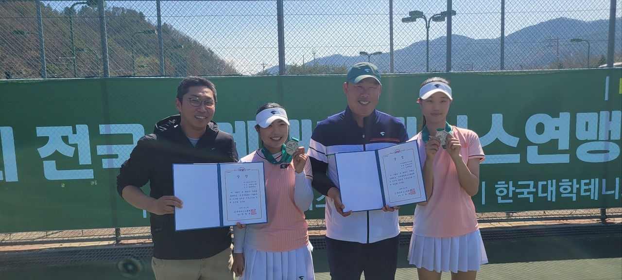 국립경국대학교 테니스팀이 2025년 전국종별테니스대회’ 대학부 여자복식에서 은메달을 목에걸었다. 사진왼쪽부터 조성원(감독), 오지언(체육1학년), 김일해(코치), 원지현(체육4학년)