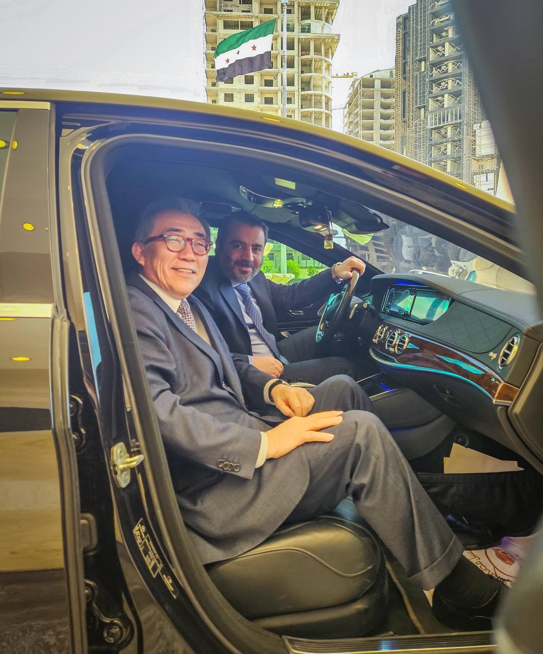 Syrian Foreign Minister Asaad al-Shaibani (back) takes the driver’s seat to personally escort South Korean Foreign Minister Cho Tae-yul from the Foreign Ministry building to the Presidential Palace in Damascus, Syria, on April 10. (South Korea's Foreign Ministry)