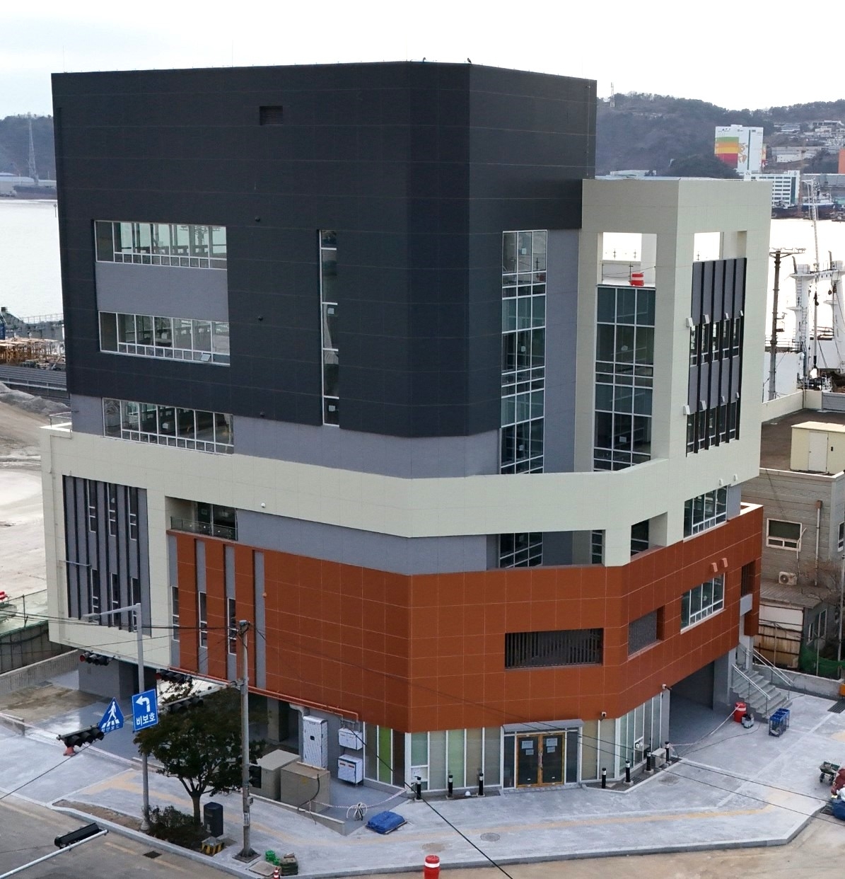 지난 1일 부산 서구청으로부터 사용승인을 받은 감천항 항만근로자 복지지원센터 전경 [부산항만공사 제공]