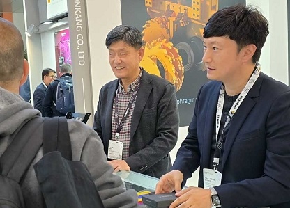 원강 강태영 대표(오른쪽)가 최근 독일 뮌헨에서 열린 건설장비 박람회에서 자사 제품을 소개하고 있다.
