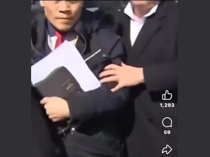 ‘극우 스피커’가 된 한국사 강사 전한길씨가 성경을 들고 있는 모습. [이주헌 페이스북 갈무리]