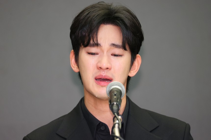 배우 김수현이 지난달 31일 오후 서울 마포구 스탠포드 호텔에서 미성년자였던 배우 고 김새론과 교제했다는 의혹과 관련해 입장발표 기자회견을 하고 있다. [연합]