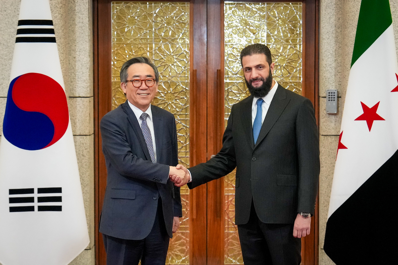 South Korean Foreign Minister Cho Tae-yul (left) shake hands with Syrian interim President Ahmed al-Sharaa during their meeting in Damascus on April 10. (Republic of Korea Ministry of Foreign Affairs)